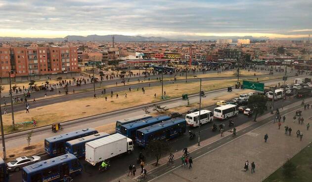 Manifestantes bloquean vías cerca al Portal de las Américas
