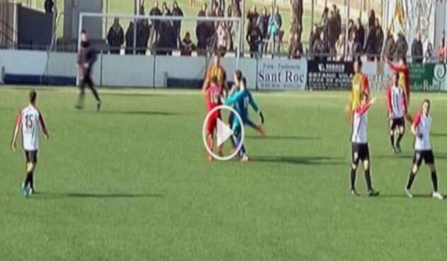 El hecho sucedió cuando jugaban A.E.C. Manlleu y el Sant Cugat F.C