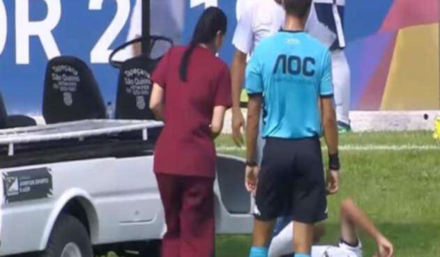 Carro pasa por encima del pie de un jugador herido