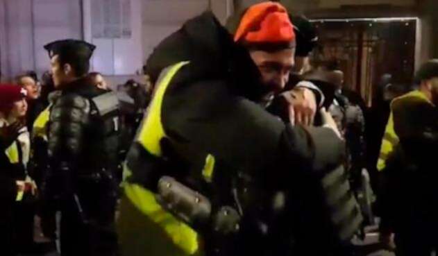 El abrazo entre los chalecos amarillos y la policía en Francia