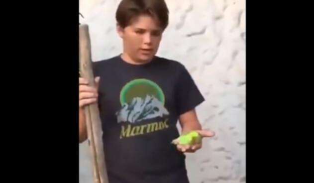 Renato Barrera sostiene a Chimuelo, su pajarito.