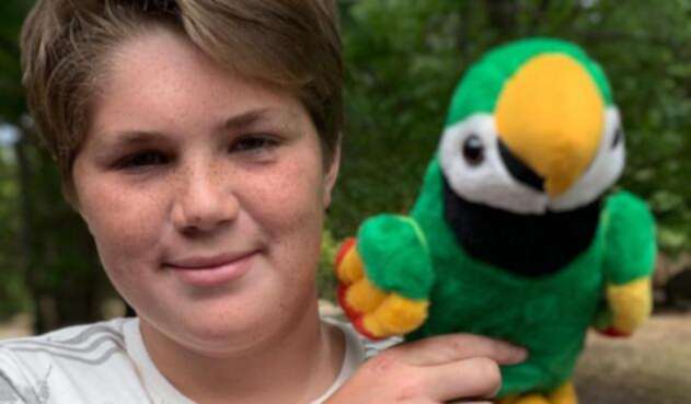 Renato Barrera sostiene a un juguete similar a Chimuelo, su pajarito. Renato Barrera sostiene a un juguete similar a Chimuelo, su pajarito.