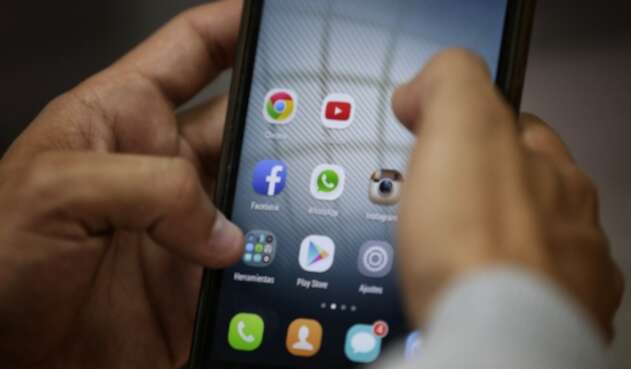 Una persona a punto de consultar sus redes sociales