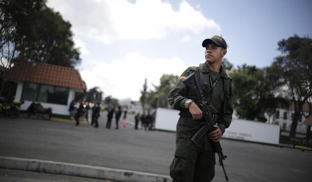 Luego del atentado aumentaron las medidas de seguridad en la Escuela General Santander.