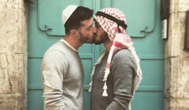 la imagen de dos hombres que se besan en Jerusalén.