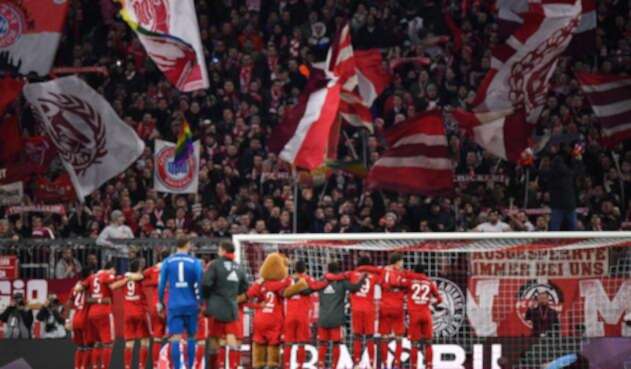 Jugadores del Bayern celebran con su hinchada Jugadores del Bayern celebran con su hinchada