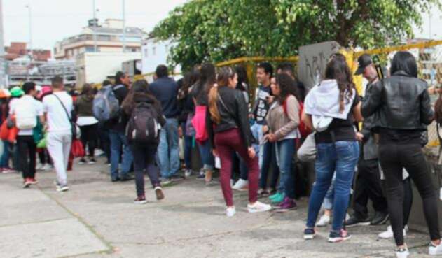 Jóvenes haciendo fila en Bogotá, en inmediaciones del Estadio El Campín