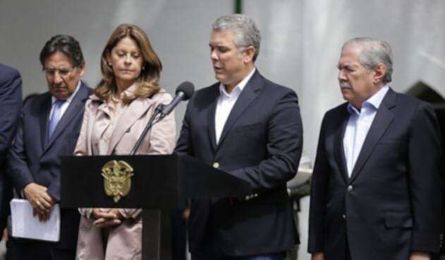 El presidente Iván Duque y el equipo de gobierno en la Escuela General Santander, en Bogotá