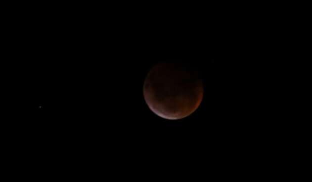 Luna de sangre desde el cielo de Colombia Luna de sangre desde el cielo de Colombia