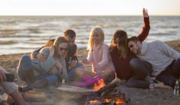 Amigos compartiendo en la playa