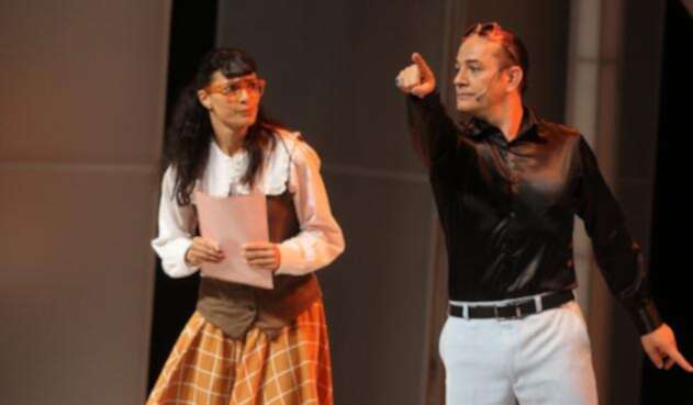 Ana María Orozco (Betty) y Julián Arango (Hugo Lombardi) en el Teatro de Bellas artes de Bogotá, durante la obra de teatro "Betty la Fea"
