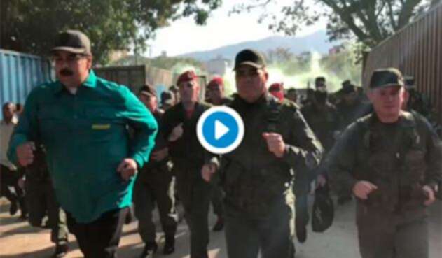 Nicolás Maduro, presidente de Venezuela, corriendo en compañía de militares