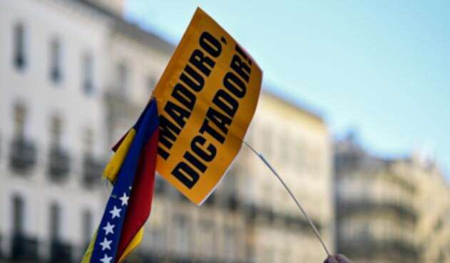 Una pancarta contra Nicolás Maduro expuesta por un venezolano en Madrid (España)