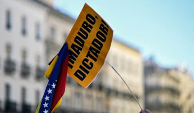 Una pancarta contra Nicolás Maduro expuesta por un venezolano en Madrid (España)