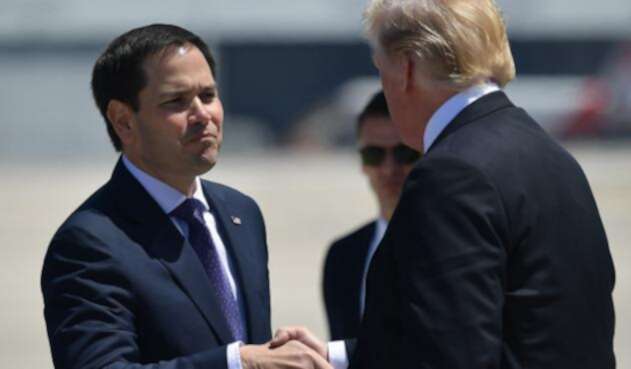 El senador estadounidense Marco Rubio y el presidente de Estados Unidos, Donald Trump, el 16 de abril de 2018 en el aeropuerto internacional de Miami