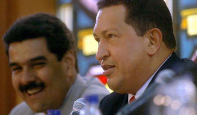 Hugo Chávez muere de cáncer el 5 de marzo de 2013. Nicolás Maduro, ungido por Chávez como su sustituto, gana las presidenciales el 14 de abril con 50,62% de votos.