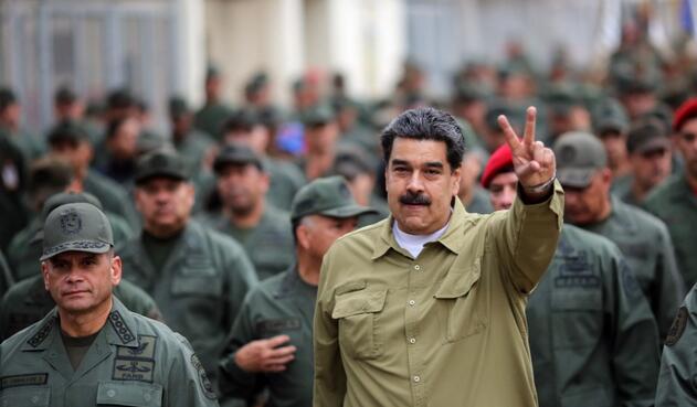 Nicolás Maduro y militares venezolanos