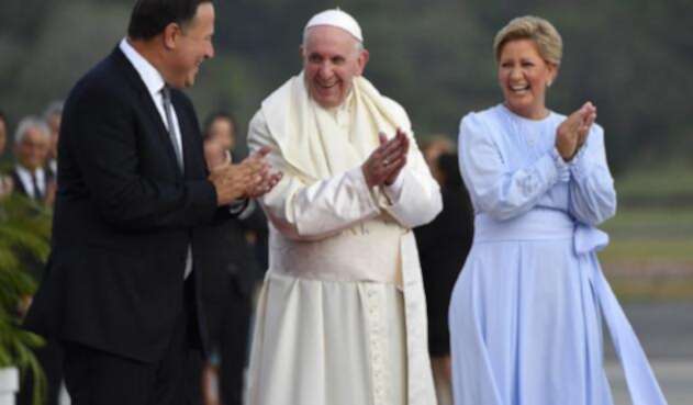 Papa Francisco llegó a Panamá El Papa Francisco llegó a Panamá y fue recibido por el presidente Juan Carlos Varela y su esposa, Lorena Castillo.