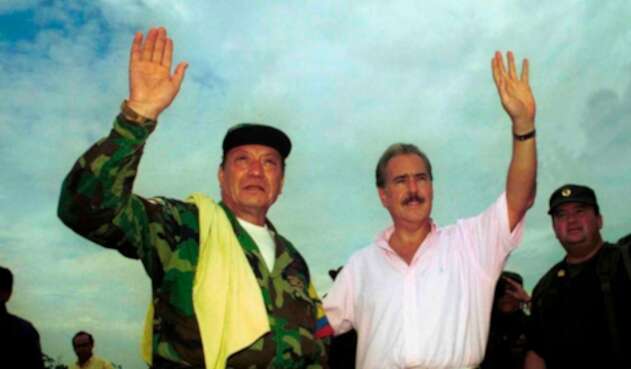Pedro Antonio Marín Marín, mejor conocido por los alias de Manuel Marulanda Vélez o Tirofijo, junto al expresidente Andrés Pastrana en San Vicente del Caguán (Caquetá)