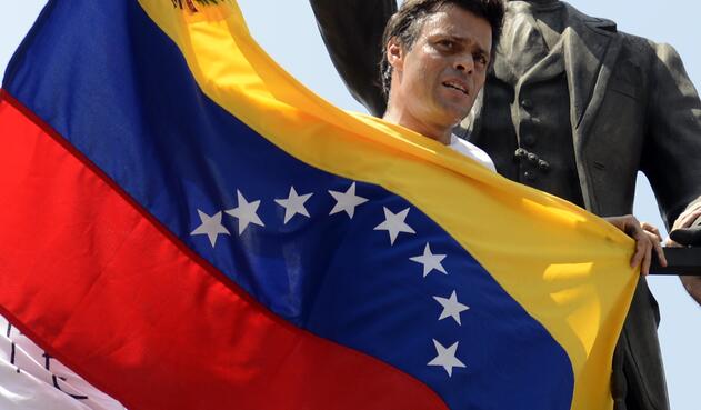 En 2014, Leopoldo López encabeza la oposición que realiza manifestaciones para exigir la salida de Maduro, con saldo de 43 muertos. El líder opositor es detenido en febrero de ese año y condenado en 2015 a casi 14 años de prisión.