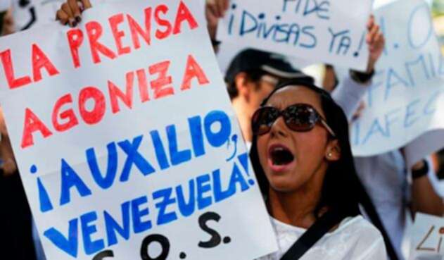 Manifestantes en Caracas (Venezuela) protestando por los ataques del régimen de Nicolás Maduro contra la prensa