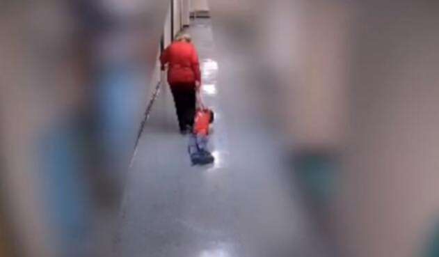 Profesora arrastra a un niño en una escuela