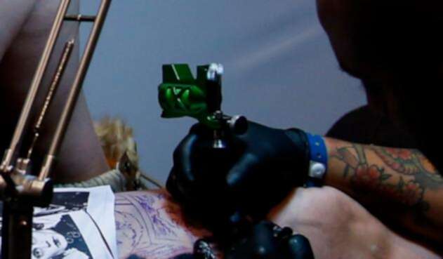 La mujer debió afrontar varios problemas de salud luego de hacerse el tatuaje. La mujer debió afrontar varios problemas de salud luego de hacerse el tatuaje.