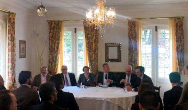 Tecnoglass anunciando el acuerdo de joint venture con Saint-Gobain, en la residencia francesa, en Bogotá