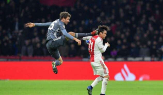Thomas Müller sancionado por esta falta a jugador del Ajax Thomas Müller sancionado por esta falta a jugador del Ajax