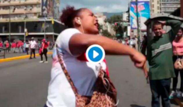 La ciudadana venezolana llorando tras la posesión de Nicolás Maduro
