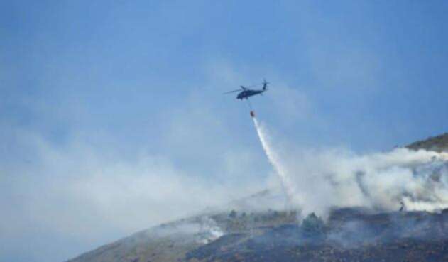 Un gigantesco incendio, ocasionado por pirómanos, se registra a esta hora en el cerro Quitasol de Bello