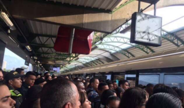 Un tren del Metro de Medellín fue evacuado en la estación Hospital por fallas en las puertas