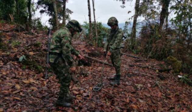 Destruyen artefacto explosivo y hallan fusil Ak 47 al sur del Tolima