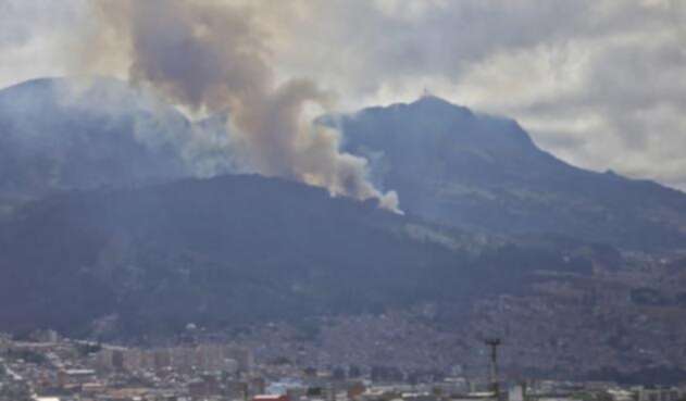 Incendio forestal en los cerros orientales, en el sur de Bogotá, en el barrio Santa Rosa. Bomberos atienden la situación.
