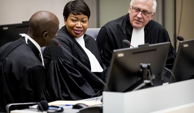 La fiscal jefe de la Corte Penal Internacional (CPI), Fatou Bensouda (centro), junto al fiscal adjunto James Stewart (derecha).