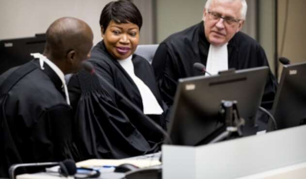 La fiscal jefe de la Corte Penal Internacional (CPI), Fatou Bensouda (centro), junto al fiscal adjunto James Stewart (derecha).