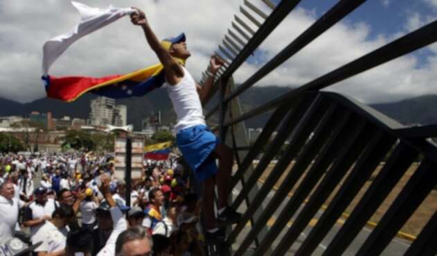 Venezolanos protestan en la frontera
