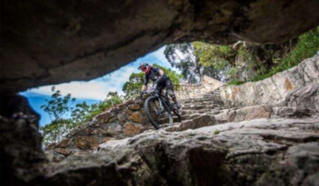 Un competidor durante la carrera Red Bull Devotos de Monserrate 2019.