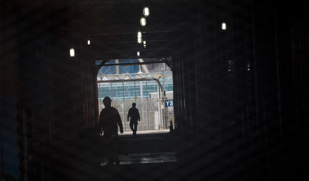 Los trabajadores en el estadio Ariake Arena en construcción, sede de voleibol en los Juegos Olímpicos de Tokio 2020 y baloncesto en silla de ruedas d los Juegos Paralímpicos