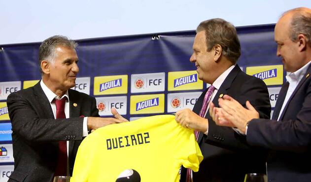 Presentación Carlos Queiroz Oceano da Cruz, asistente técnico; Mick McDermott, preparador físico y; Diego Giacchino, fisioterapeuta, los asistentes de Queiroz