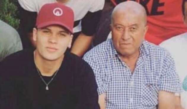 Juan Fernando Quintero, junto a su abuelo, Javier Paniagua