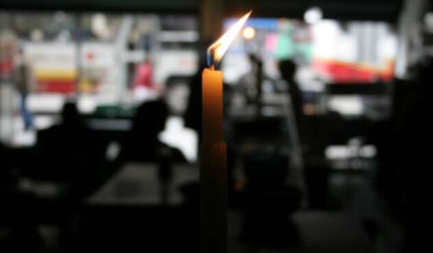 Un establecimiento comercial en Bogotá, con la luz eléctrica apagada