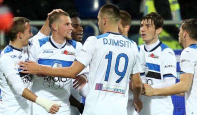 Duván Zapata celebrando con sus compañeros en Atalanta Duván Zapata celebrando con sus compañeros en Atalanta