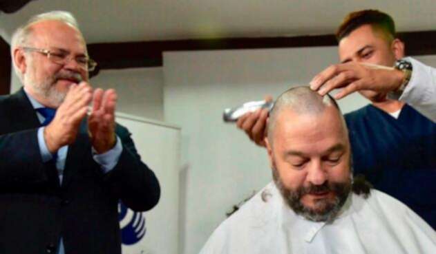 Carlos Negret, defensor del pueblo, se corta su cabello Carlos Negret, defensor del pueblo, se corta su cabello