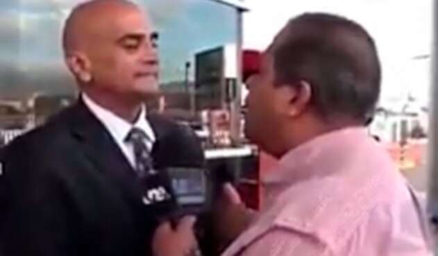 El periodista César Silva increpando a Marcos Porras, embajador en Honduras del gobierno interino venezolano de Juan Guaidó