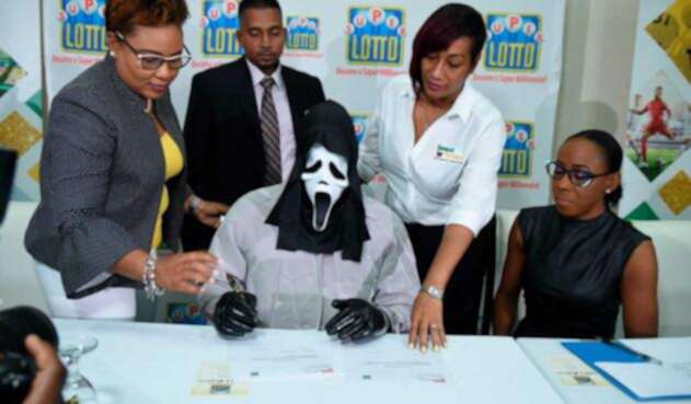 Con un disfraz hombre cobra premio de la lotería