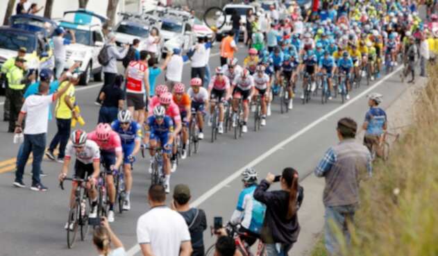 El pelotón principal durante la segunda etapa del Tour Colombia