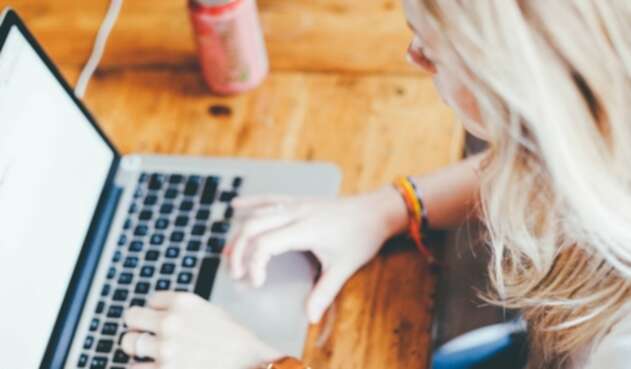 Una joven consulta sus redes sociales de Internet