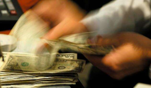 El dólar en venta en una casa de cambio en Bogotá