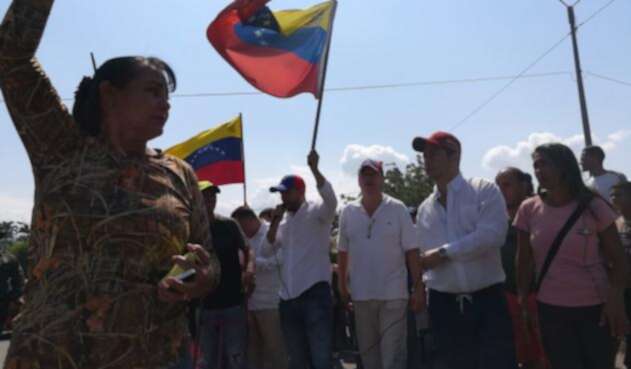 Venezolanos en Cúcuta ofrecen su apoyo a Juan Guaidó como presidente de su país
